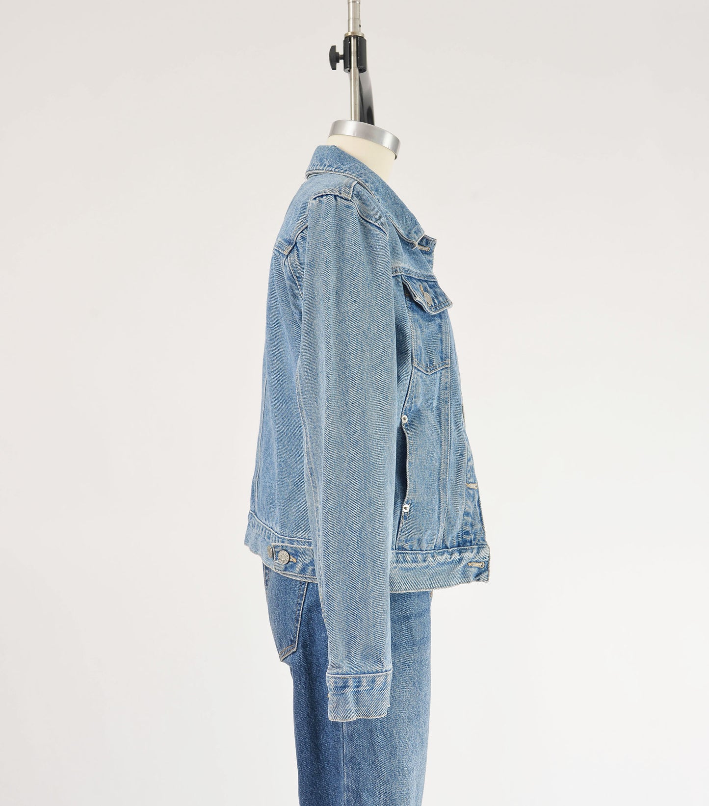 Vintage 1990s denim Guess short fitted jean jacket.