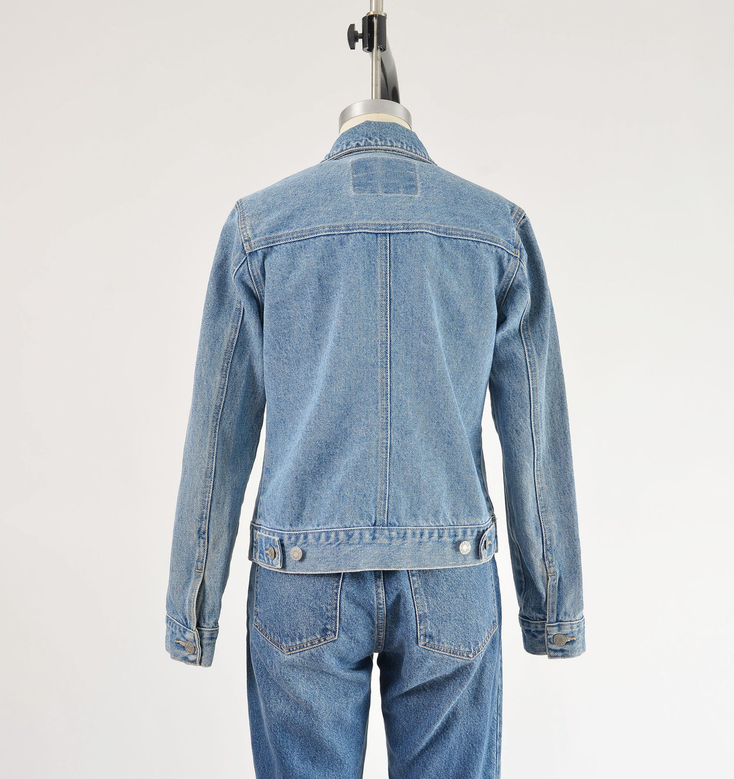 Vintage 1990s denim Guess short fitted jean jacket.