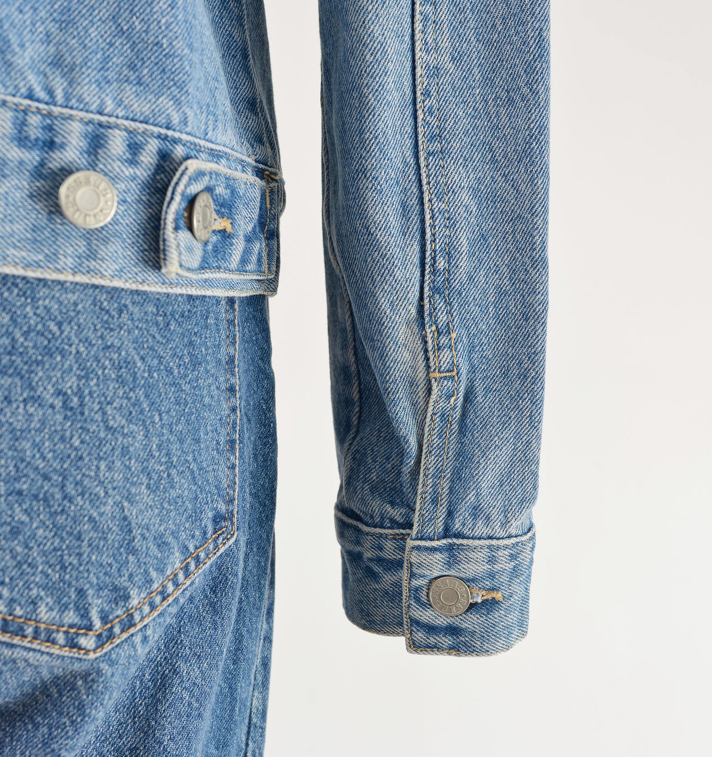 Vintage 1990s denim Guess short fitted jean jacket.