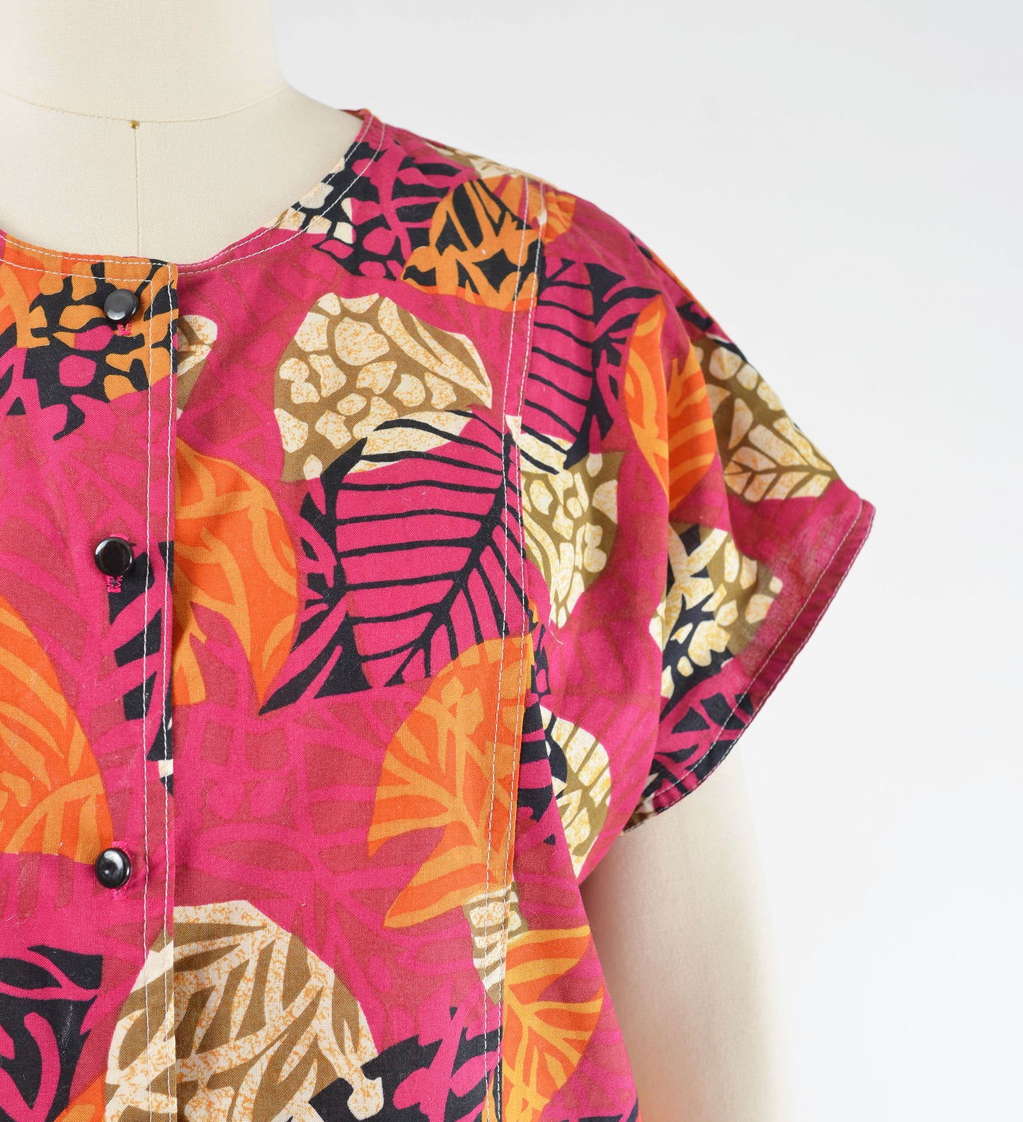 vintage 90s pink leaf print cotton tie waist shirt. Close up view.