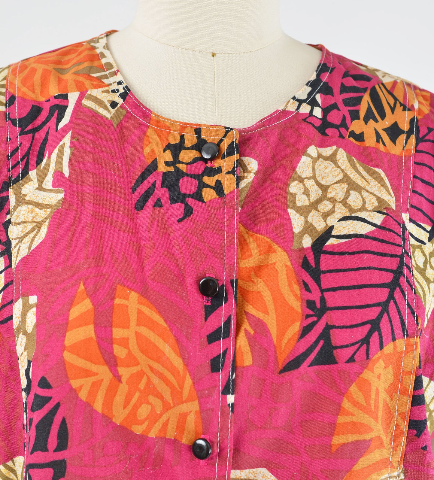 vintage 90s pink leaf print cotton tie waist shirt. Button closure view.