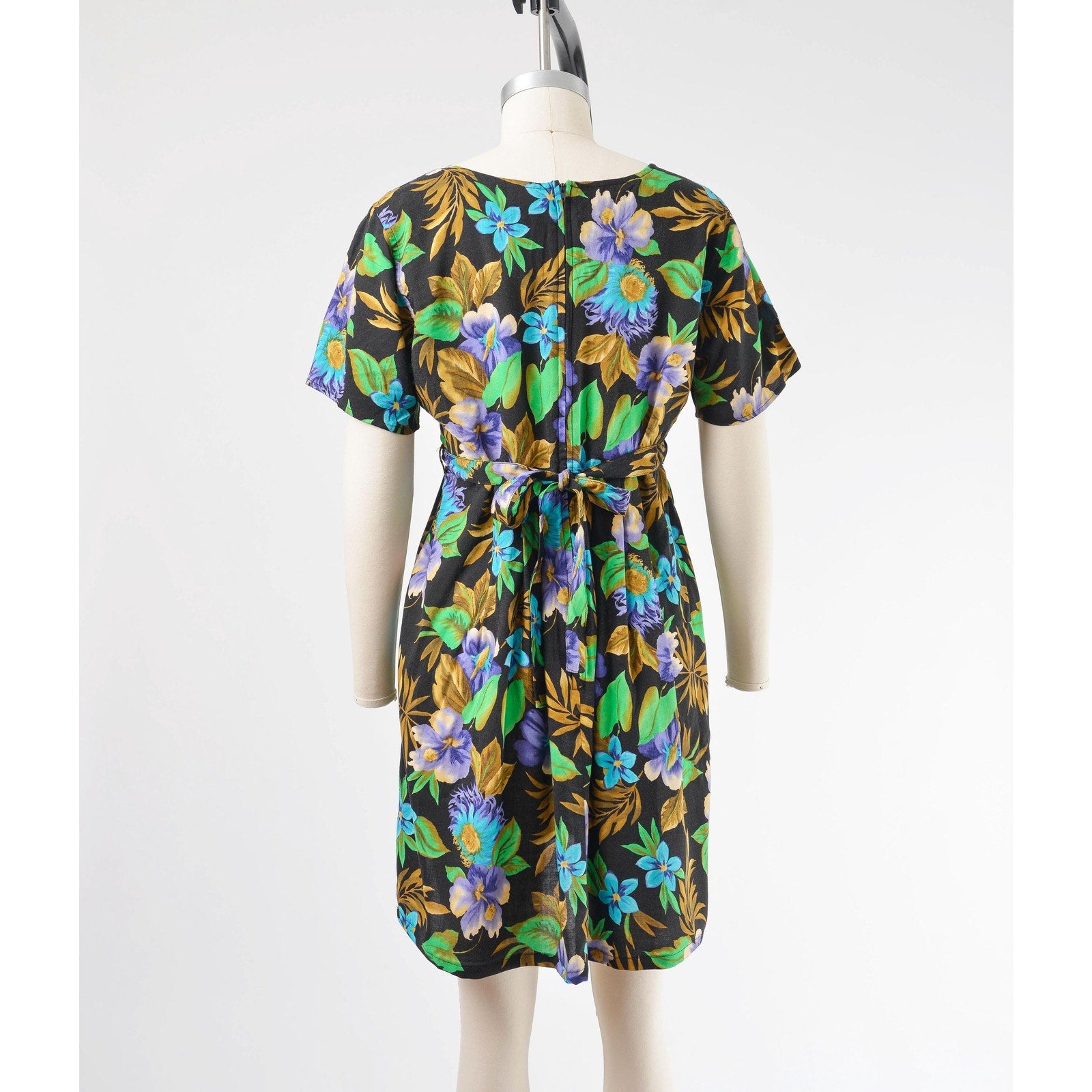 Full back view of vintage 90's floral Hawaiian print babydoll dress. Rear zipper closure with waist ties. 